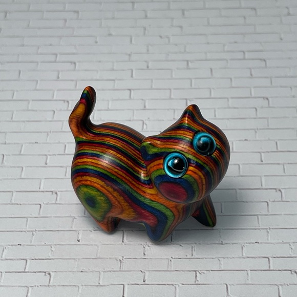 Multicolor wood cat carving - Picture 3 of 12
